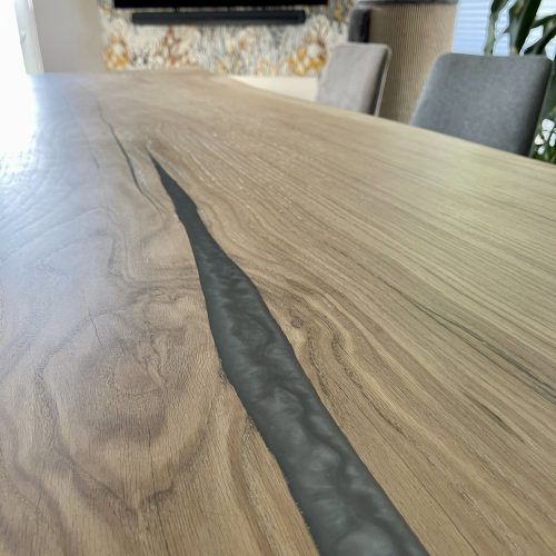 Esstisch Eiche Monolith mit Epoxidharz und Baumkante