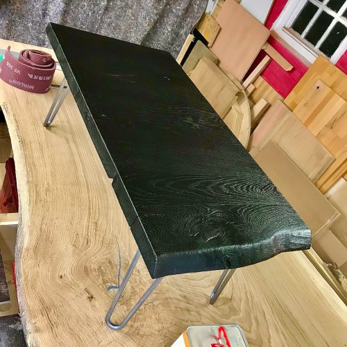 Couchtisch Eiche geköhlt mit Baumkante
geölt